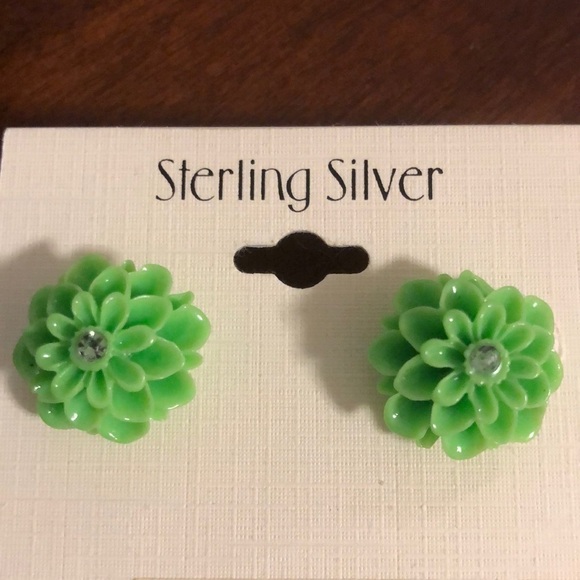 New! Fun lime green small flower sterling silver earrings with center stone - Picture 1 of 7